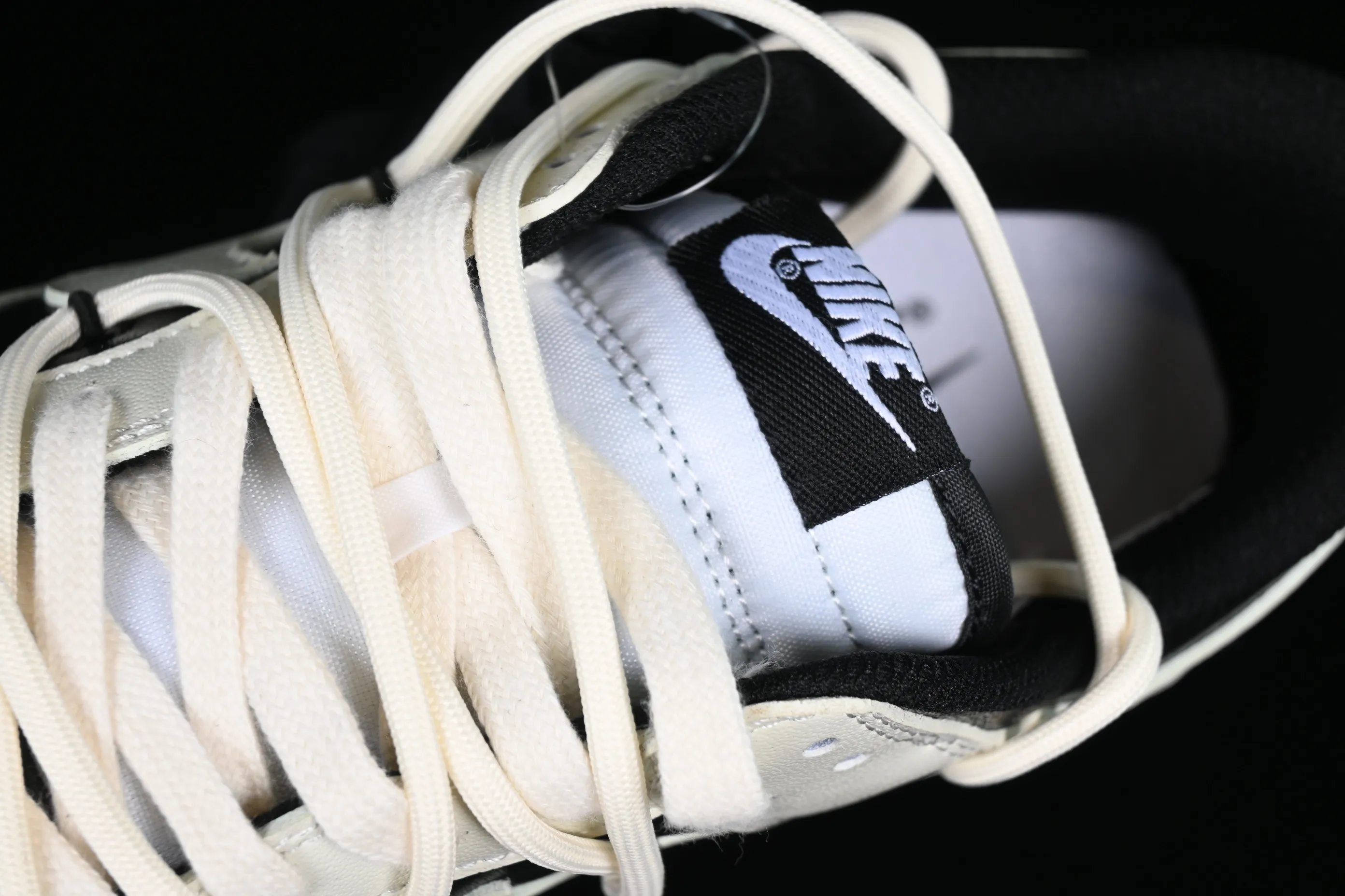 All Categories Nk SB Dunk Series Nk SB Dunk Low Low-top sneakers Customized large box Nk Dunk Low Panda Prank-Reverse Love SB strap low-top casual sneakers CW1590-100